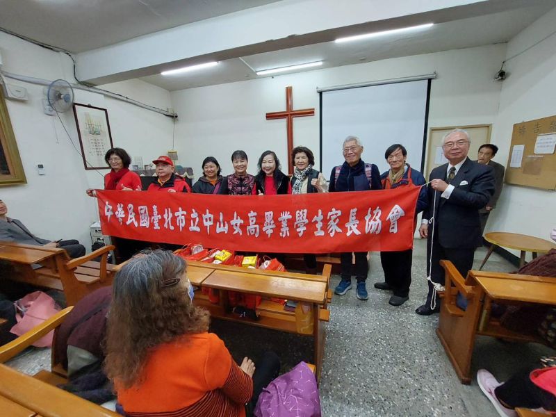 中山女高畢業學生家長協會來到 南港恩友中心