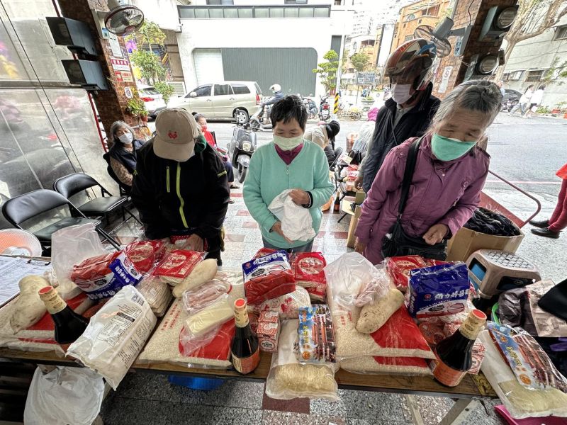 台南恩友中心「扶助貧窮、福助弱勢」發放福貧物資