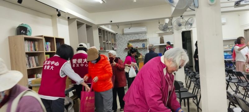 淡水恩友中心會後分享愛心物資